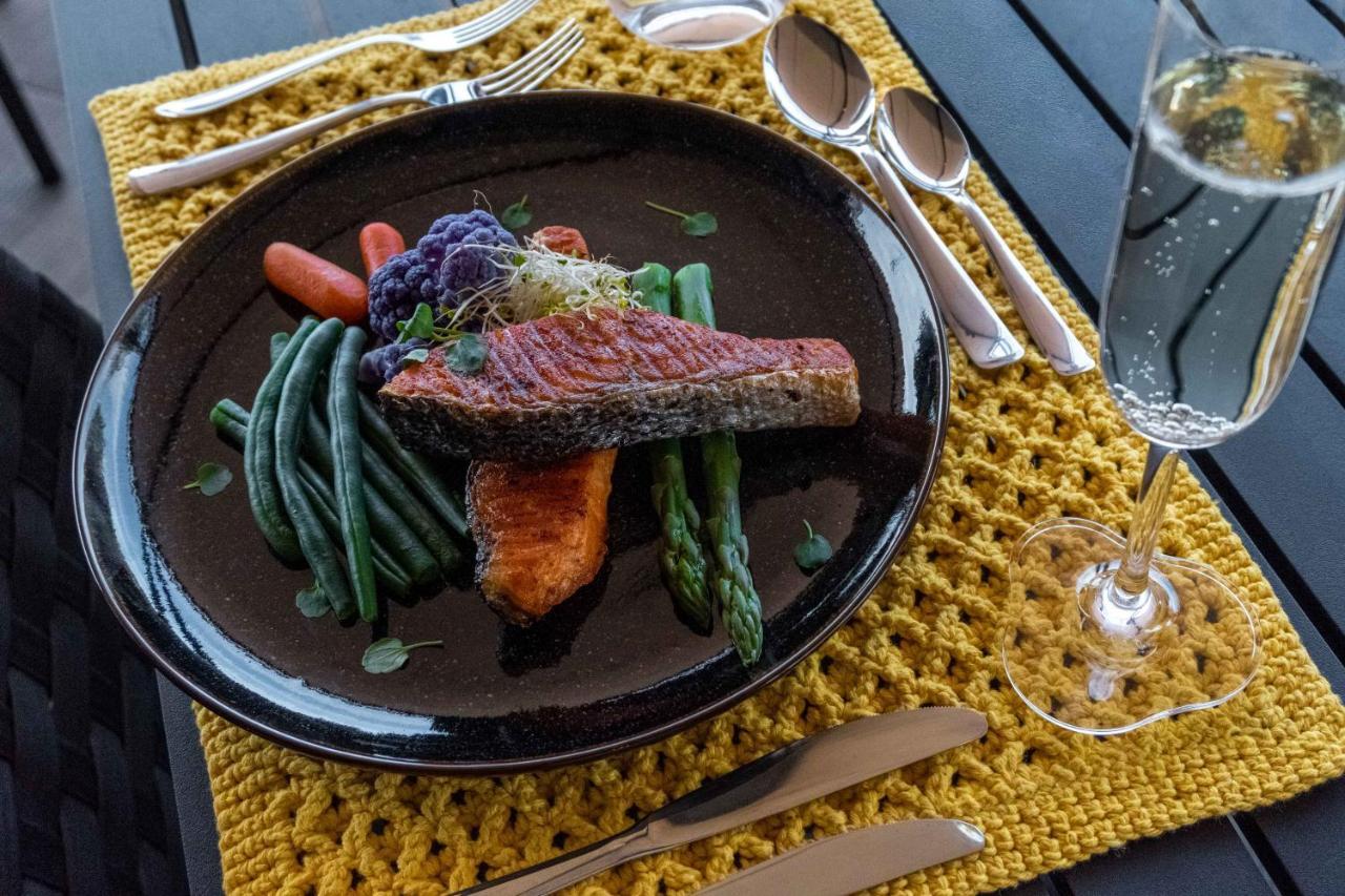 Complexo Eco Cataratas Resort By Sj Foz do Iguacu Exterior photo Salmon with asparagus and green beans
