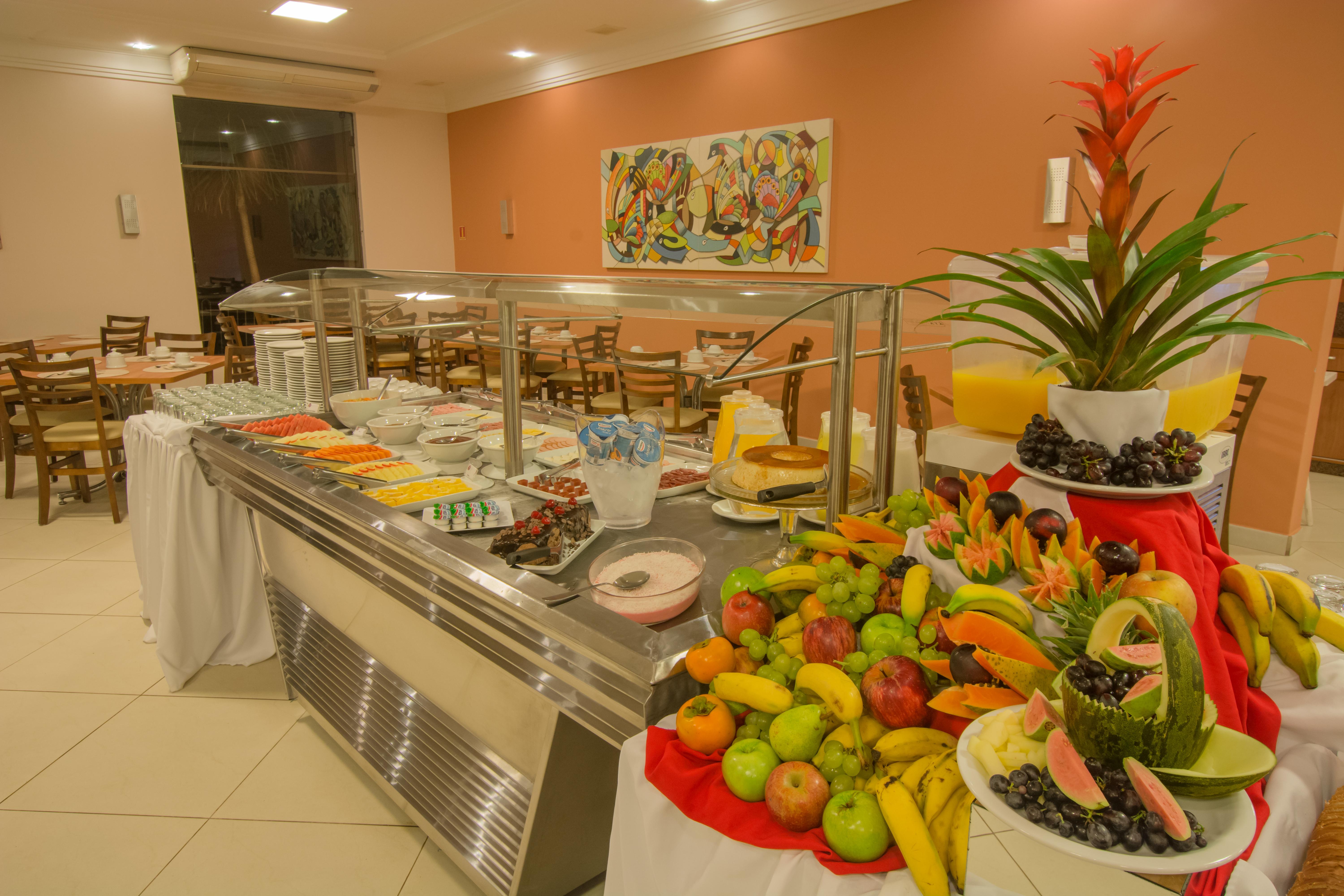 Complexo Eco Cataratas Resort By Sj Foz do Iguacu Exterior photo A buffet at a hotel