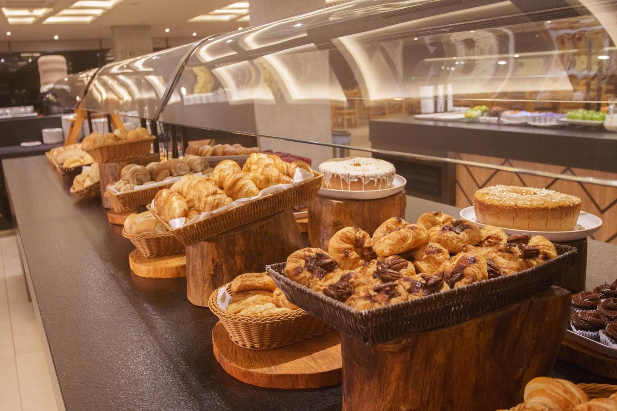 Complexo Eco Cataratas Resort By Sj Foz do Iguacu Exterior photo A selection of pastries at a bakery