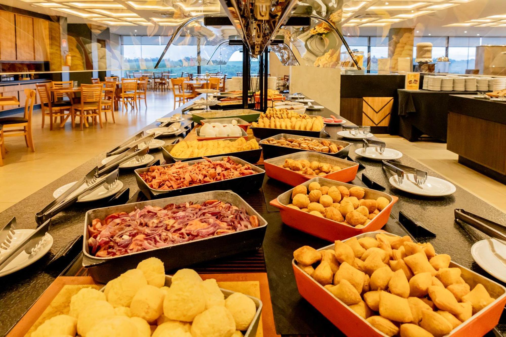 Complexo Eco Cataratas Resort By Sj Foz do Iguacu Exterior photo A selection of Brazilian snacks at a buffet