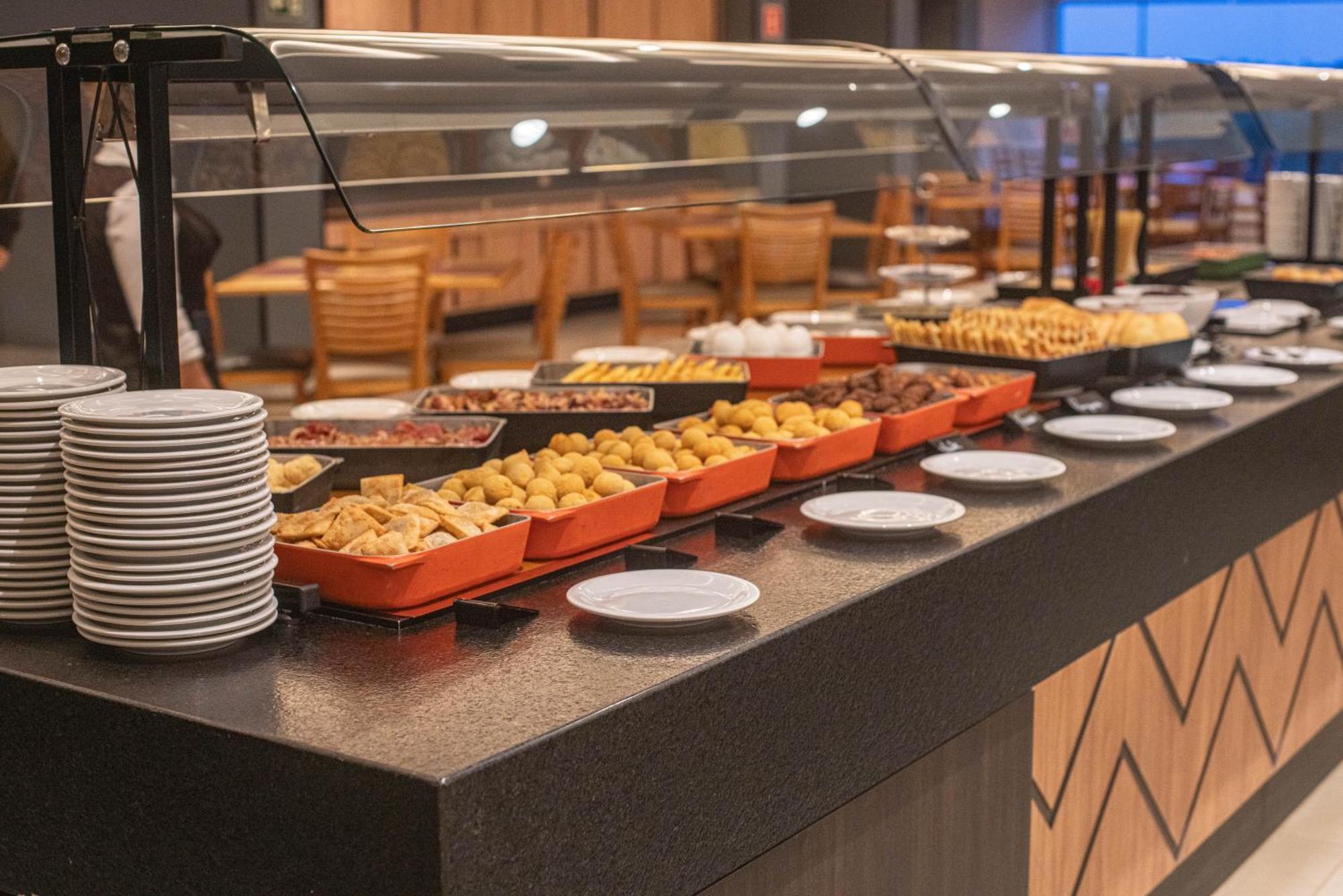 Complexo Eco Cataratas Resort By Sj Foz do Iguacu Exterior photo A buffet at a hotel