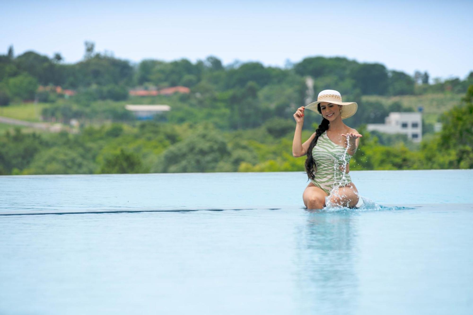 Complexo Eco Cataratas Resort By Sj Foz do Iguacu Exterior photo A woman in a swimming pool